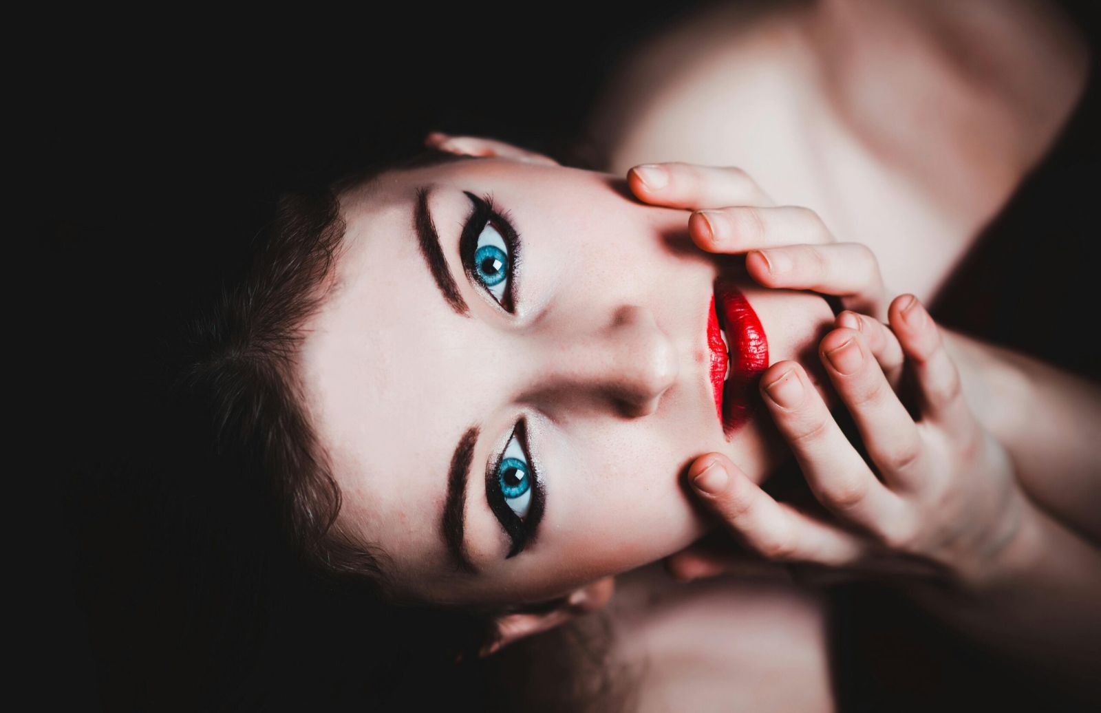 blue eyes woman female makeup 60894 scaled 0ab4534b Waxing